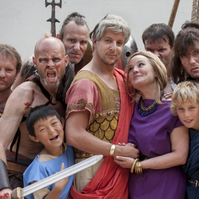 Foto van een groep acteurs in Romeinse kleding.