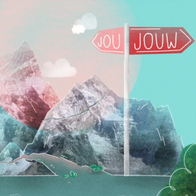 Man zit op fiets en kijkt naar een wegwijzer waar jou en jouw op staat