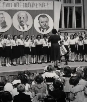 Grafische, abstracte vormen in de schooltv stijl