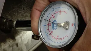 Zachte banden zijn gevaarlijk en verhogen het benzinegebruik