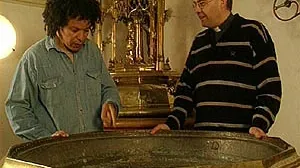 Kinderen worden gedoopt in een doopvont