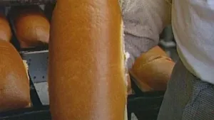 Een Turkse en een Nederlandse bakker laten zien hoe ze brood bakken