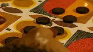 Een foto van een aantal dropjes op een tafelkleed.