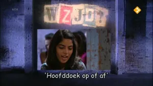 Hoofddoek op of af?