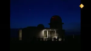 Een foto van een sterrenwacht in het donker.