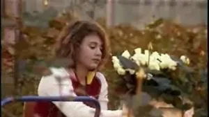 Een foto van een meisje met een bos witte rozen.