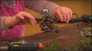 Marian en Maaike knutselen