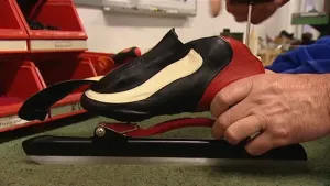 Een schoen, een stuk staal en een scherp ijzer