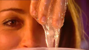 Een doorzichtige vloeistof uit je neus