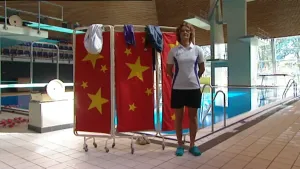 Een juf die zwemles geeft