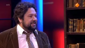 Foto van man, netjes gekleed, portret, in de studio van Snugger.