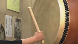 Van hout en koeienleer