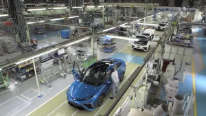 Auto-industrie in het nauw door elektrische auto