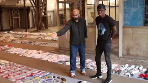 Defano struikelt over de plastic troep!?