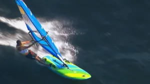 Foto van een snelle windsurfer op het water, foto van bovenaf genomen.