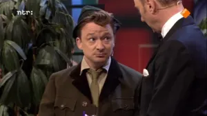 Foto van de presentator van Snugger in de studio in gesprek met een andere man.