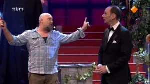 Foto van de presentator van Snugger in de studio in gesprek met een man die bij hem staat.