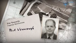 Foto van oude zwart/wit foto's ten tijde van de Watersnoodramp, pasfoto van Piet Vreeswijk, erbij de tekst "Piet Vreeswijk".