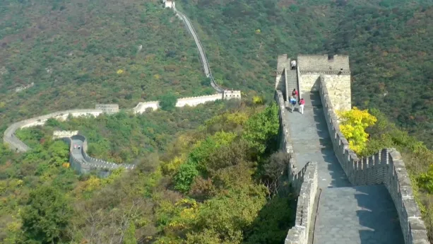 Foto van een vrij lang stuk van de Chinese Muur van bovenaf gezien.