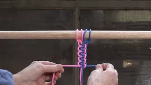 Hoe knoop je een sleutelhanger met macramé?
