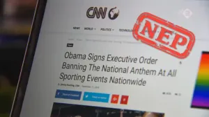 Foto van een nepnieuwsbericht op papier over Obama van de CNN, erop rode stempel met de tekst "nep".