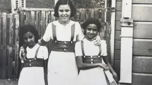 Oude foto, zwart/wit, van Curaçaose moeder en haar twee dochters, staan geposeerd, ten tijde van de Tweede Wereldoorlog.