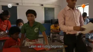 Foto van donkere kinderen en leraar in de klas, erbij de tekst "laten we rustig beginnen.".