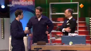 Foto van de studio van Snugger waarin de presentator en twee andere mannen bij elkaar staan.