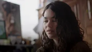 Foto, portret, van een jong meisje in huiskamer.