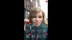 Foto, portret, van een meisje op straat waar vaag overheen pictogrammen van allerlei apps van een smartphone te zien zijn.