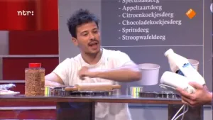 Man die in de studio van Snugger een taart aan het bakken is.