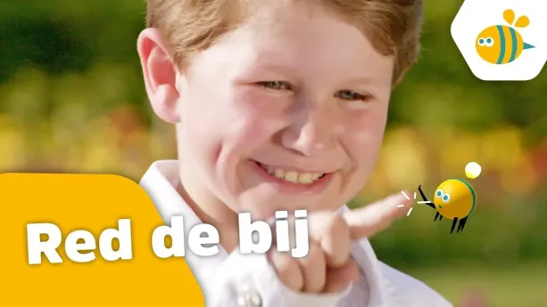 Foto, portret, van een jongetje met een namaakbij aan zijn vinger, erbij de tekst "Red de bij".