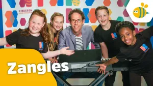 Foto van man achter keyboard en aantal kinderen die zingen, erbij de tekst "Zangles".