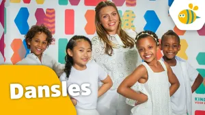Foto van aantal kinderen en vrouw in de studio, krijgen dansles, erbij de tekst "Dansles".