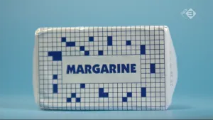 Foto van een pakje margarine, van dichtbij genomen.