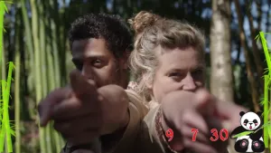 Foto van man en vrouw, je ziet hun gezichten en wijzen met de handen naar de kijker toe, op de achtergrond bamboebos, erbij een pandabeertje getekend.