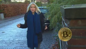 Foto van presentator die loopt op straat, op de foto afbeelding gemonteerd van een Bitcoin.