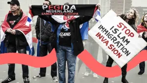 Foto van extreem rechtse, anti-Islamtische, mannen en vrouwen met spandoeken met de tekst "Pegida".