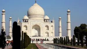 Foto van de Taj Mahal te India met mooi weer, veel mensen lopen er.