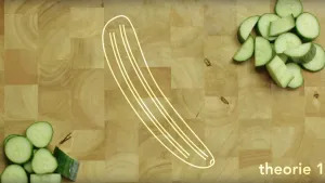 Foto van een houten oppervlak waarop twee groepjes stukjes komkommer liggen, in het midden schematische tekening van een komkommmer.