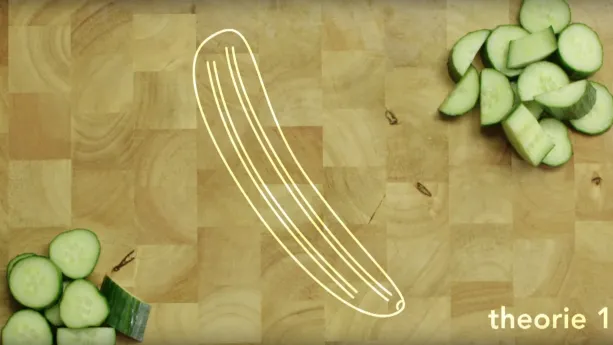 Foto van een houten oppervlak waarop twee groepjes stukjes komkommer liggen, in het midden schematische tekening van een komkommmer.