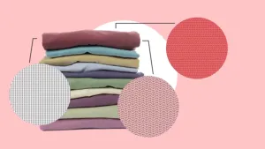 Foto van een stapel kleding, opgevouwen, eromheen wat rondjes waarin structuur van kleding te zien is, het weef-/breipatroon.