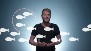 Foto van presentator die staat, voor hem allemaal witte visjes getekend die één kant op zwemmen.