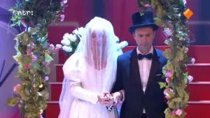 Foto van een bruidspaar in de studio van Snugger die versierd is met bloemen.