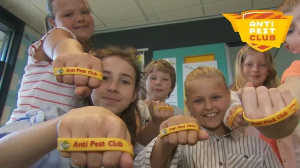 Foto van aantal leerlingen die allemaal een bandje om hun hand hebben met de tekst "Anti Pest Club".