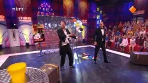 Foto van de studio van Snugger waar de presentator samen met andere man staat.