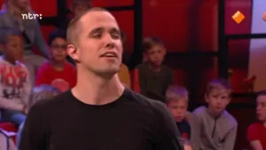 Foto van man, je ziet met name zijn gezicht, die staat in de studio van Snugger.