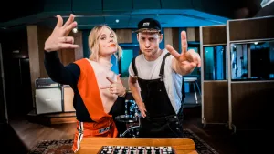 Foto van Ilse de Lange en presentator die rappen in de studio.