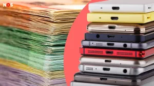 Foto van stapel vellen papier en stapel mobiele telefoons.