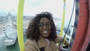 Foto van presentator die hoog staat in de kooi van het bungeejumpen, de bungeejump op de Pier te Scheveningen.